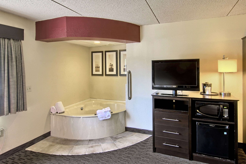 Romantic Room, Jetted Tub photo 1
