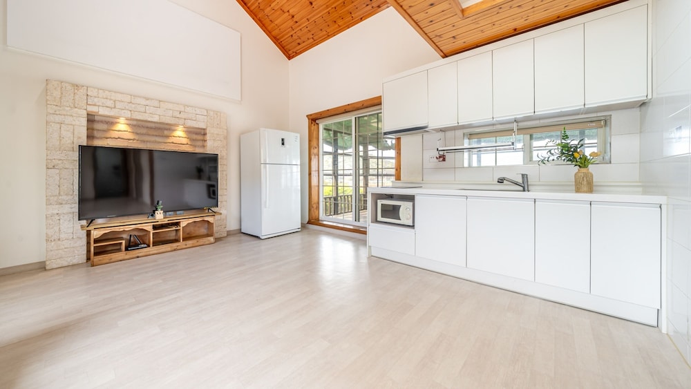 Basic Room, 2 Bedrooms (Sketch 1 (Mountain View / BBQ))