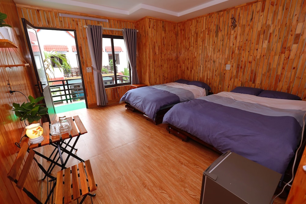 Deluxe Quadruple Room, 2 Queen Beds, Pool View photo 1