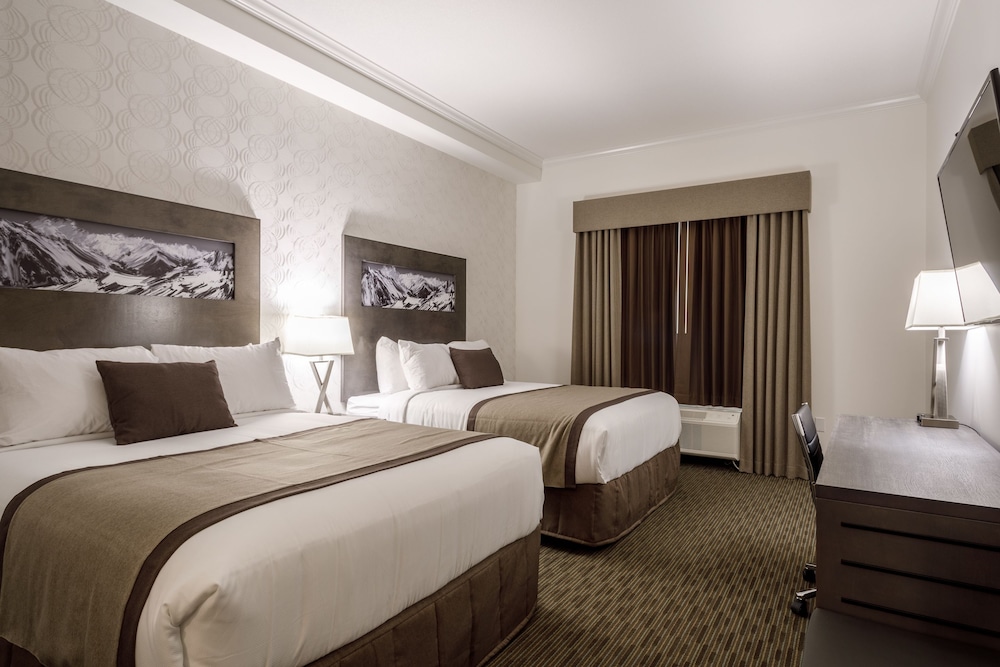Suite, 2 Bedrooms, Non Smoking, Refrigerator & Microwave (1 King and 2 Queen) photo 2