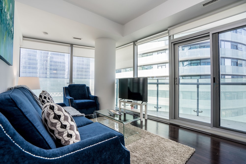 Aaira Suites at 65 Bremner Blvd, Foto 7