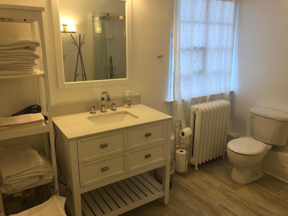 Standard Room, 1 Queen Bed, Shared Bathroom photo 3