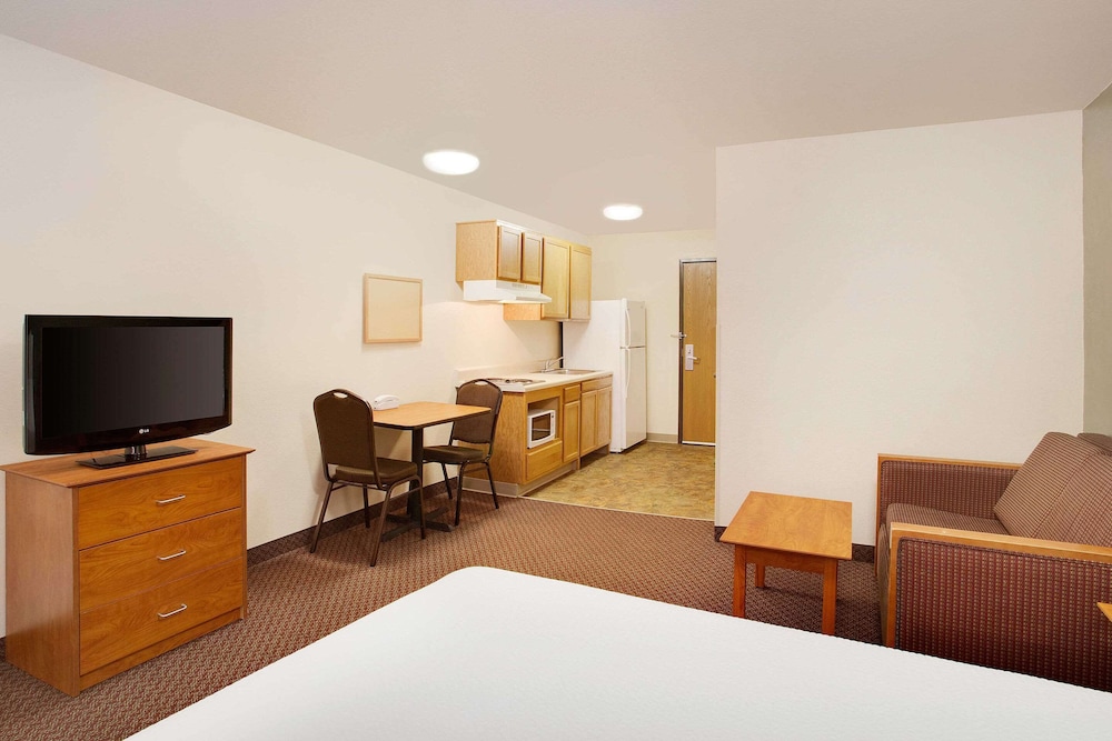 Suite, 1 Queen Bed, Non Smoking photo 3