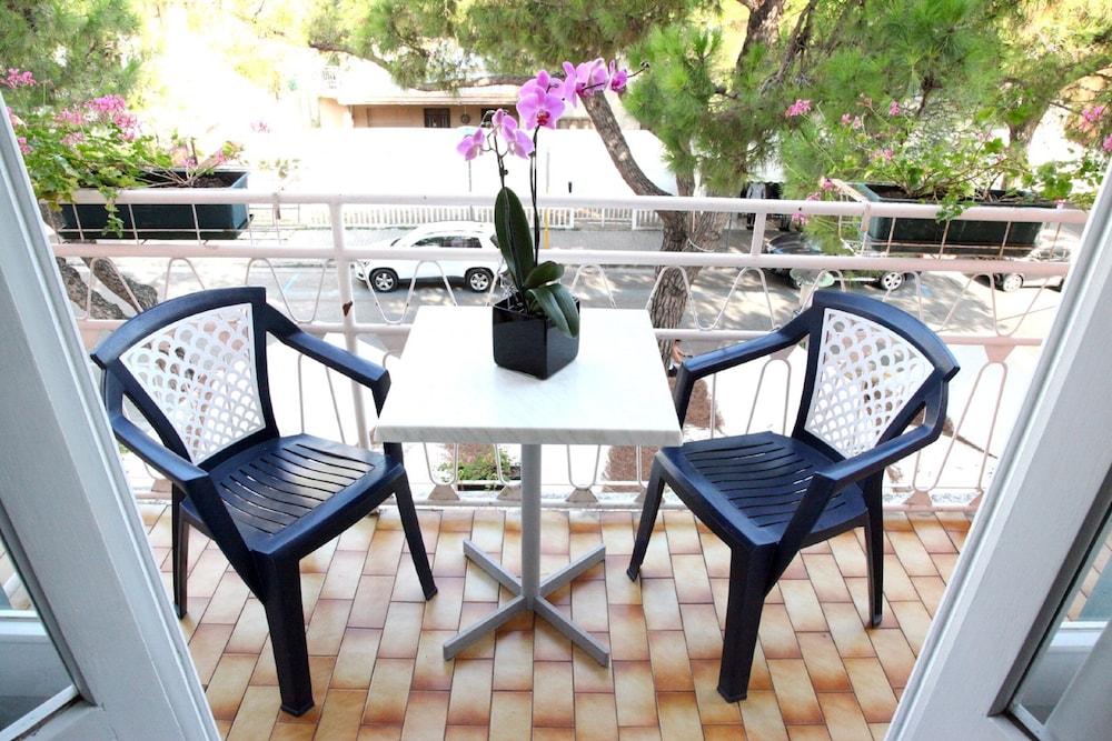 Standard Double or Twin Room, Balcony - Photo 2