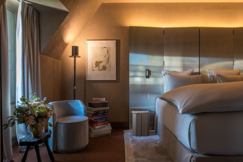 Junior Suite, 1 King Bed, Living Room, Pool Access, Garden View photo 1