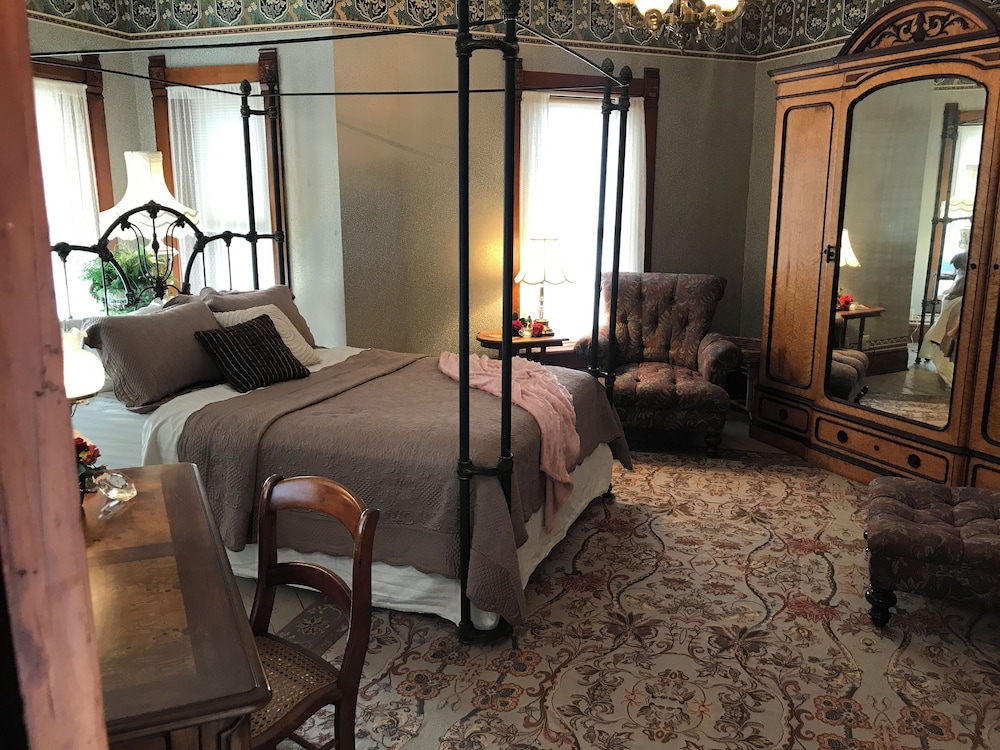 Room (Emma's Aviary) photo 1