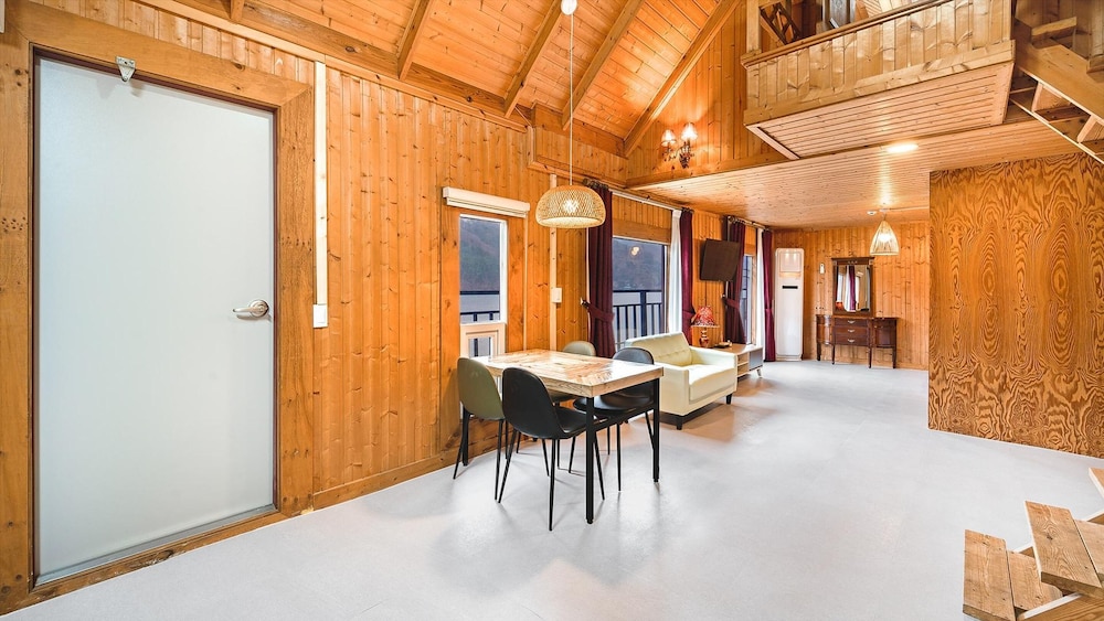 Basic Room, 1 Bedroom (Lake 202)