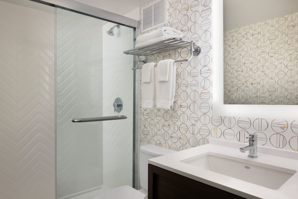 Room, 2 Queen Beds, Courtyard View (Pet Friendly) - Photo 7