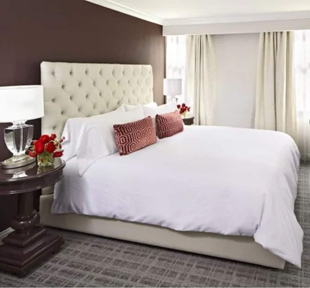 Junior Suite, 1 King Bed, Accessible, Bathtub (Mob/HR) - Photo 1