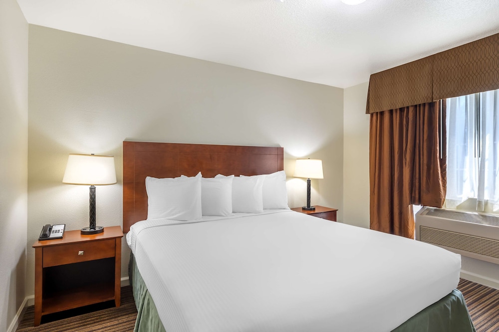 Suite, 1 King Bed, Non Smoking, Balcony photo 1