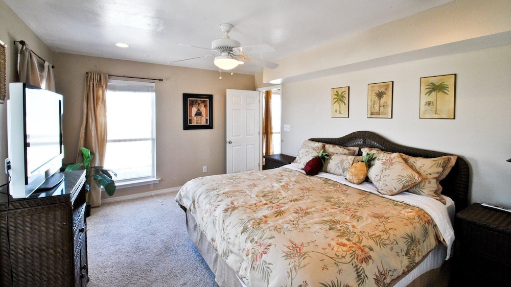 House, Multiple Beds (Kowabunga - 102 Shell Ct) photo 1
