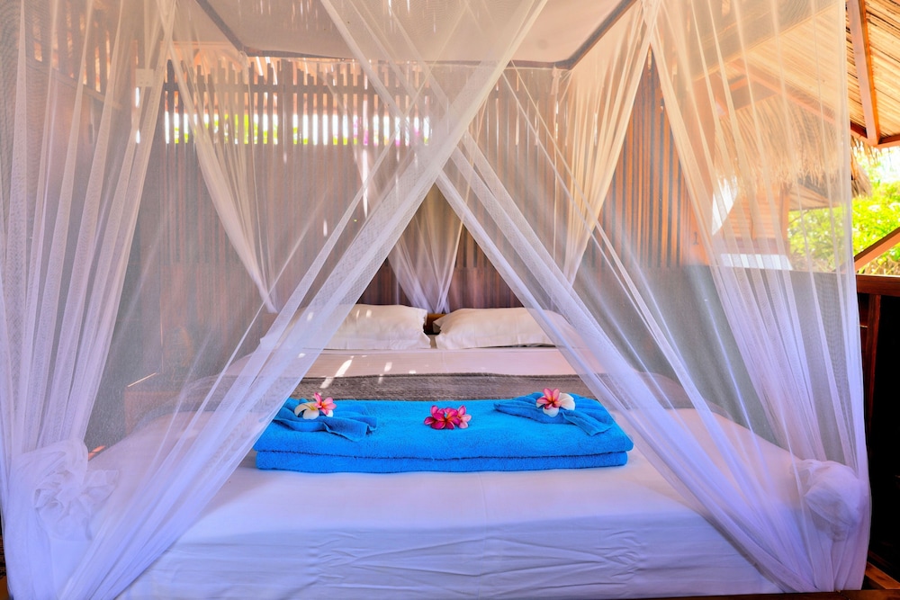 Deluxe Bungalow, 1 Queen Bed, Pool View, Garden Area photo 1