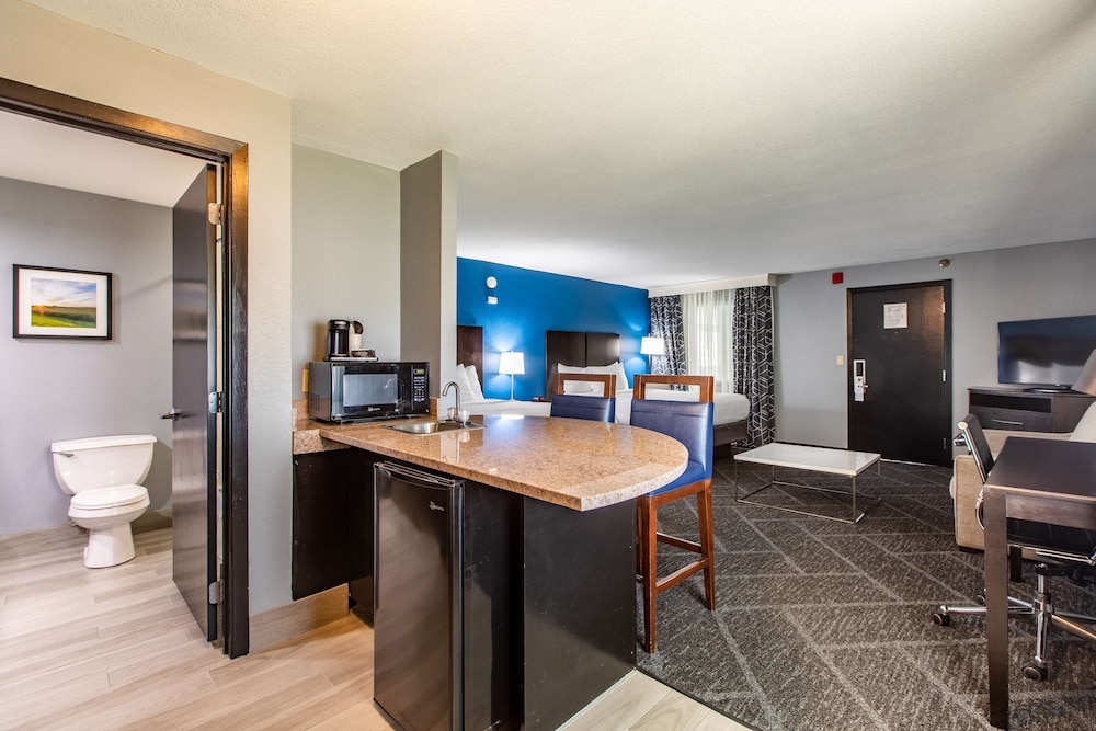 Executive Room, 2 Queen Beds, Refrigerator & Microwave, Pool View (Living Room) - Photo 2
