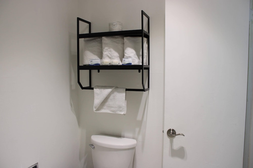 Standard Room, Multiple Beds, Non Smoking photo 3