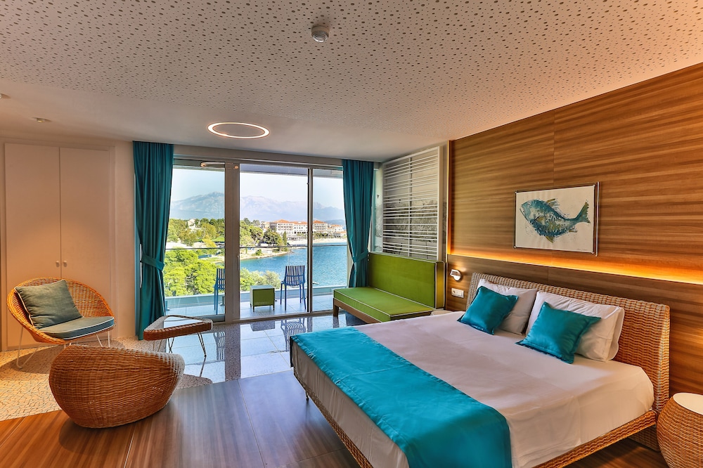 Deluxe Studio, Partial Ocean View (2 Adults +2 Children)