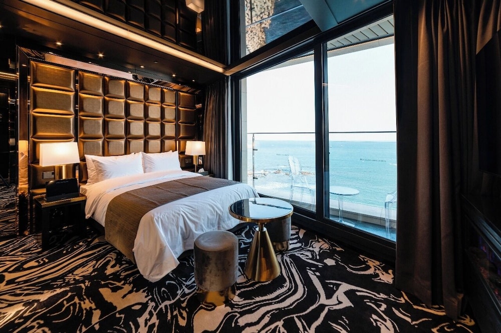 Executive Ocean Terrace - Photo 2