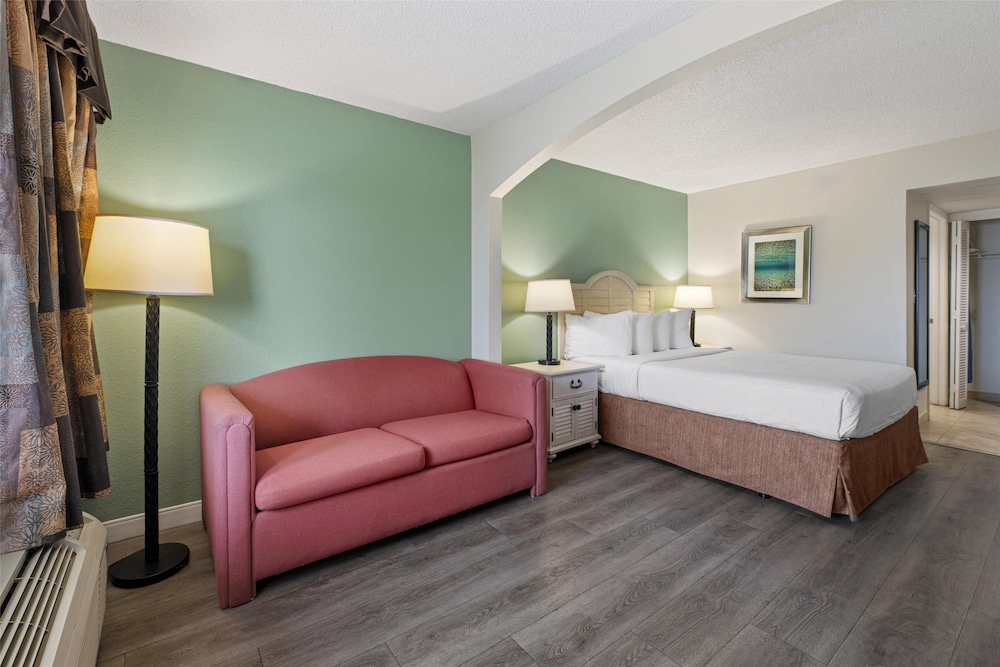 Standard Room, 1 Queen Bed, Non Smoking, Refrigerator & Microwave photo 2