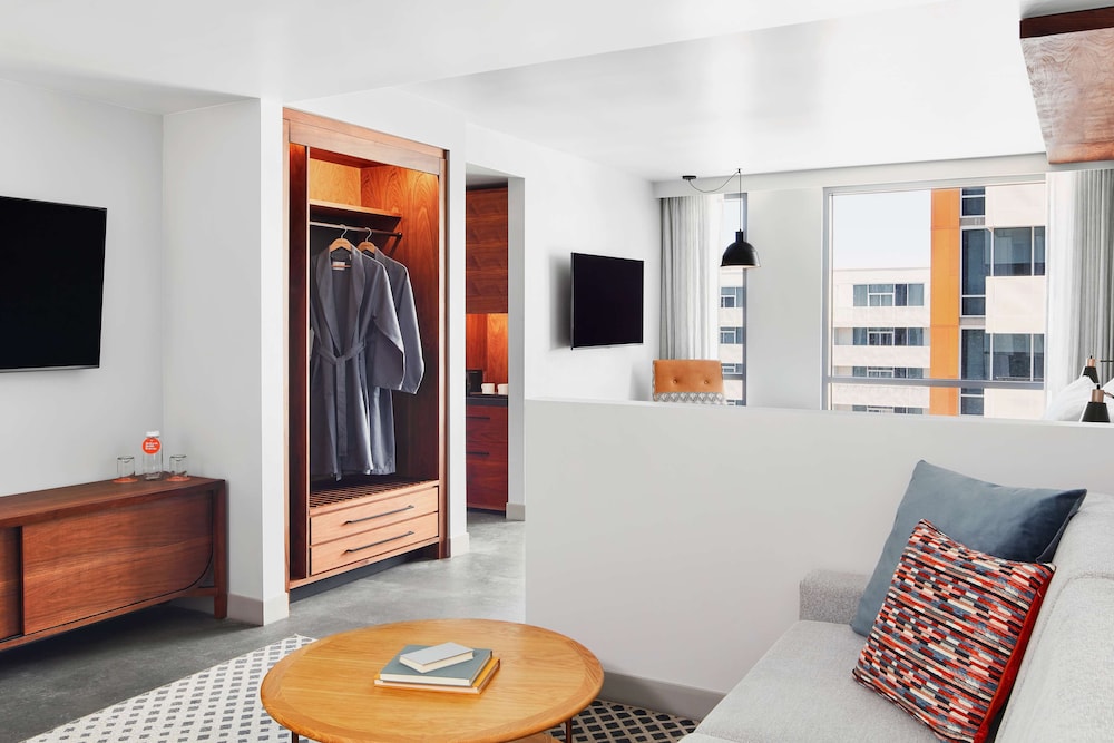 Deluxe Studio Suite, 1 King Bed