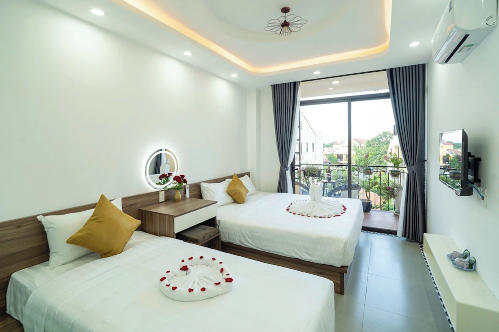 Deluxe Triple Room, Multiple Beds, Balcony, City View