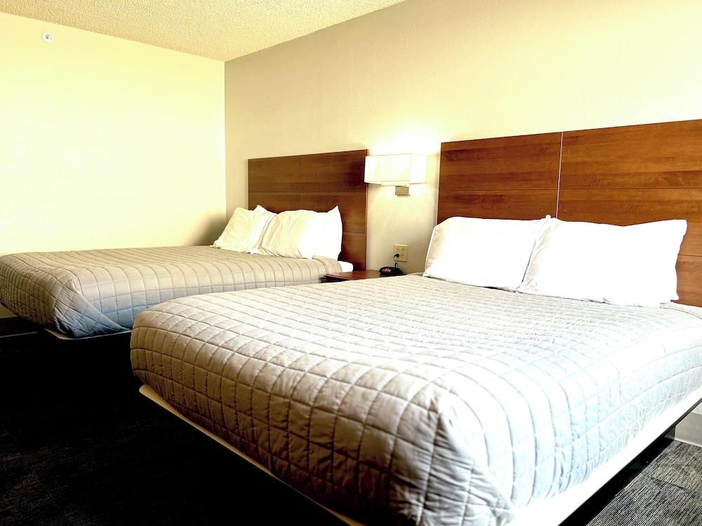 Room, 2 Queen Beds, Non Smoking - Photo 7