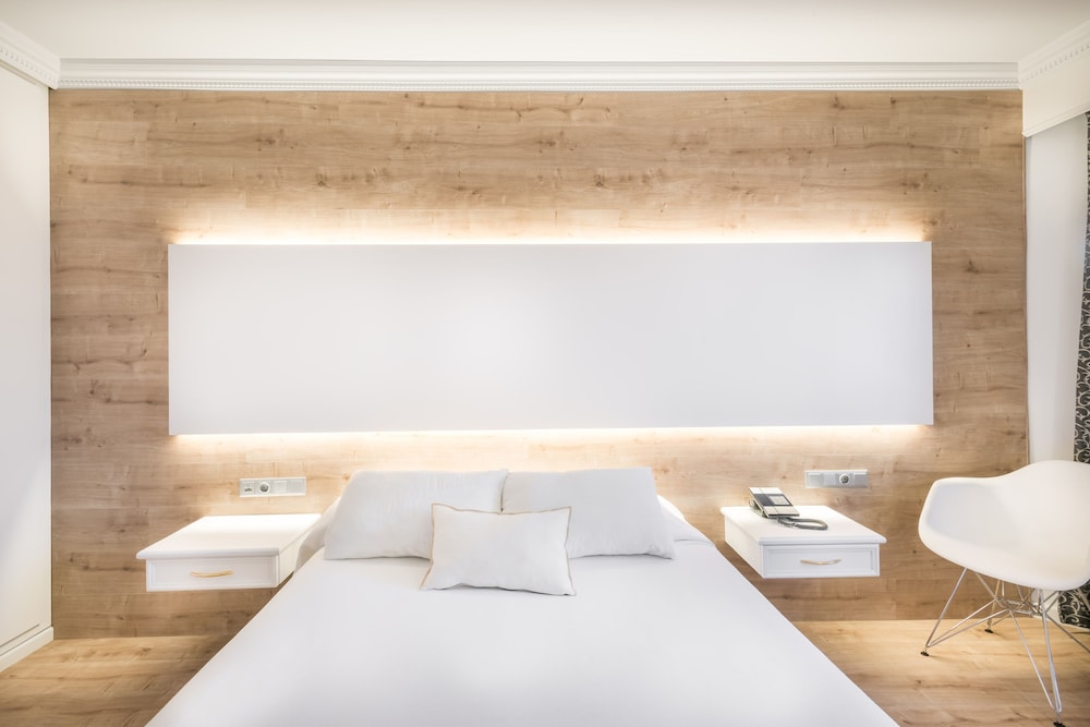 Double or Twin Room - Photo 9