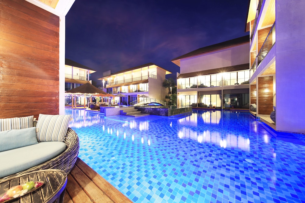 Deluxe Pool Access - Photo 8