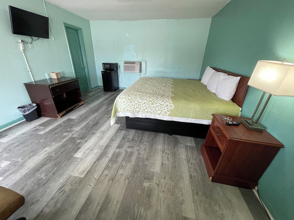 Standard Single Room, 1 King Bed, Smoking, Bathtub photo 1