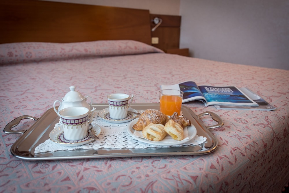 Basic Double Room Single Use, 1 Queen Bed photo 3