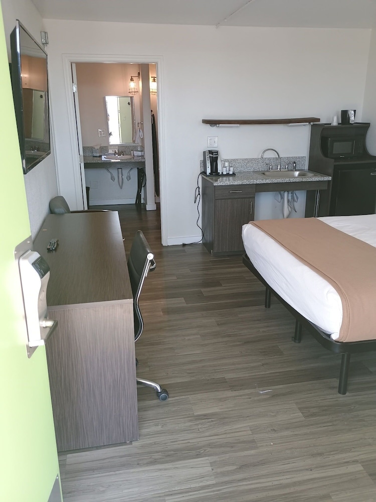 Queen Room Diasability Access - Photo 2