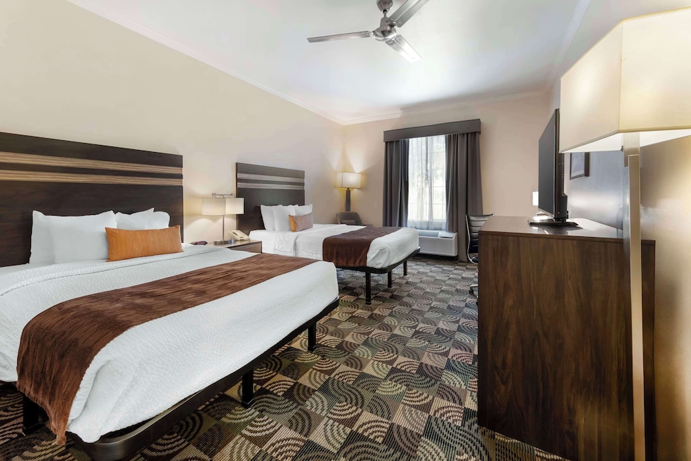 Standard Room, 2 Queen Beds, Non Smoking, Refrigerator & Microwave photo 2