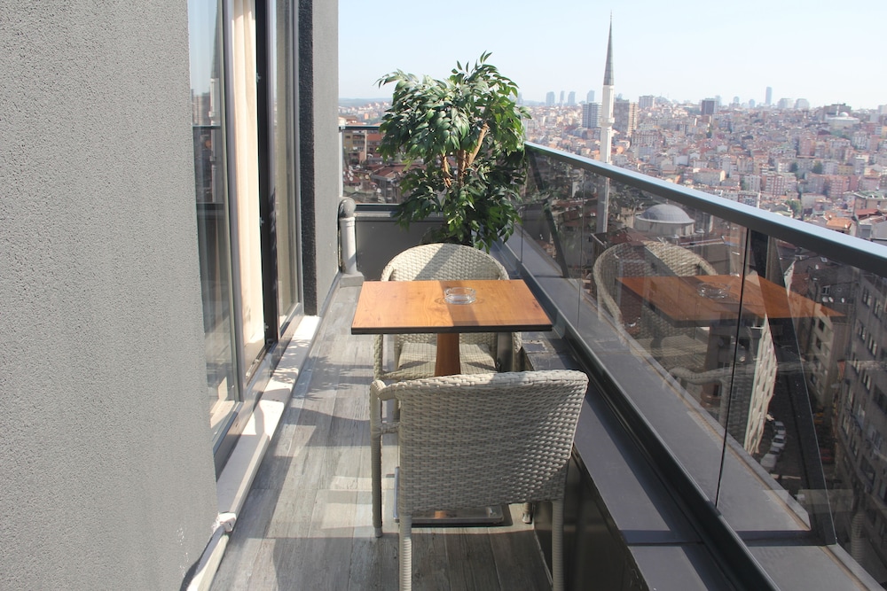 Superior Studio Suite, City View photo 3
