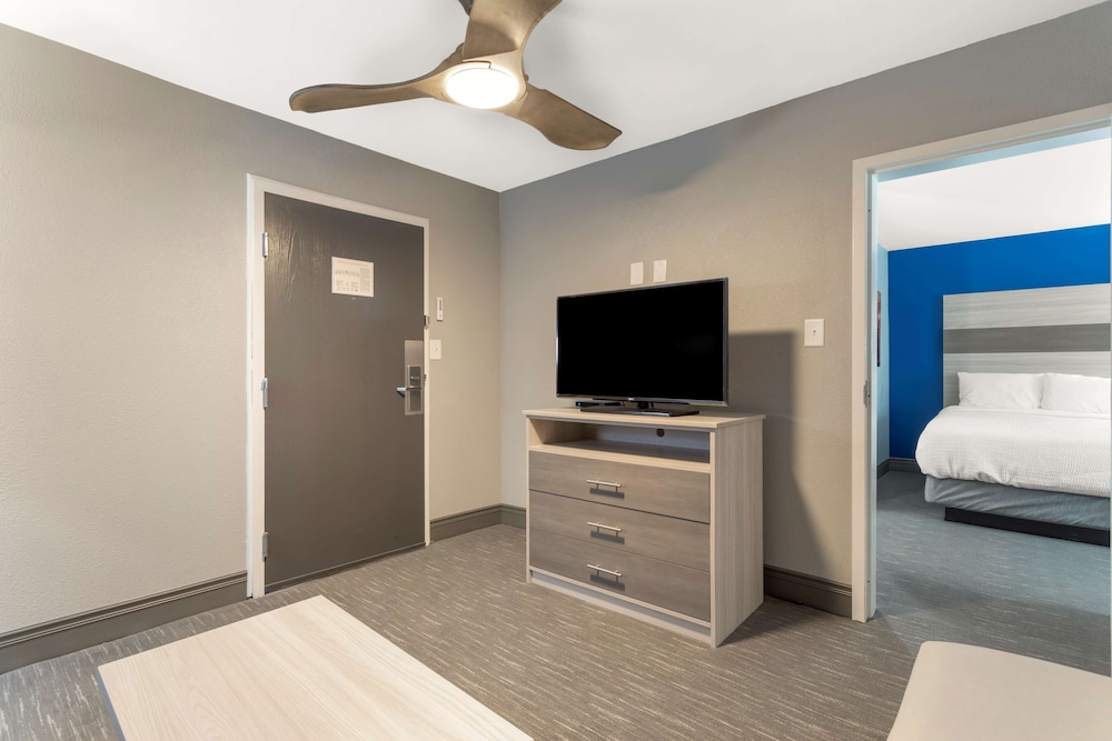 Suite, 2 Queen Beds, Non Smoking, Refrigerator & Microwave (with Sofabed) - Photo 2