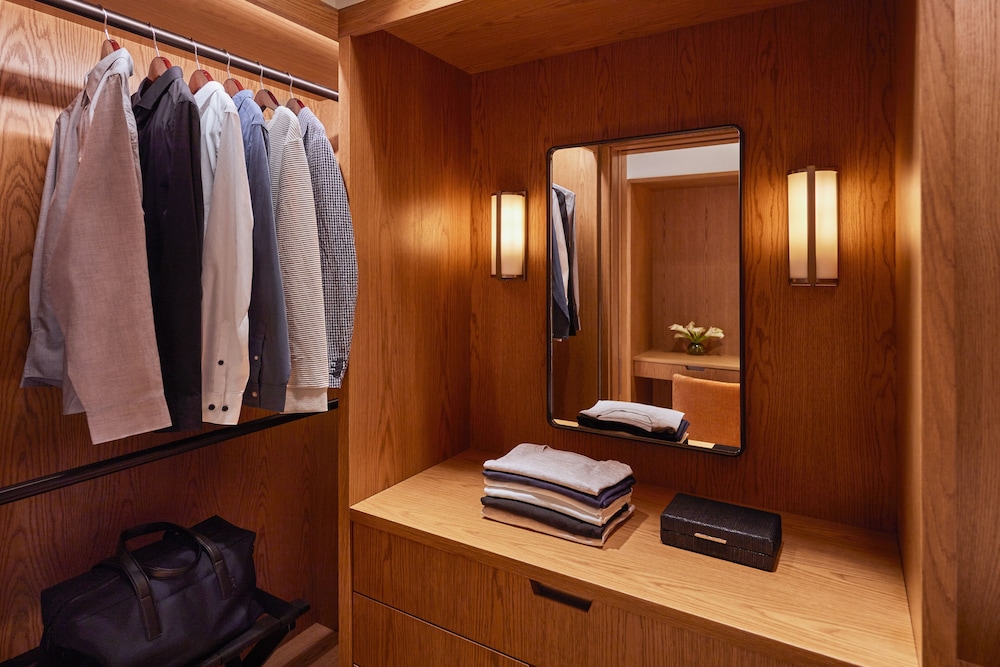 Suite, 1 King Bed, Corner (Skyline) thumbnail 5