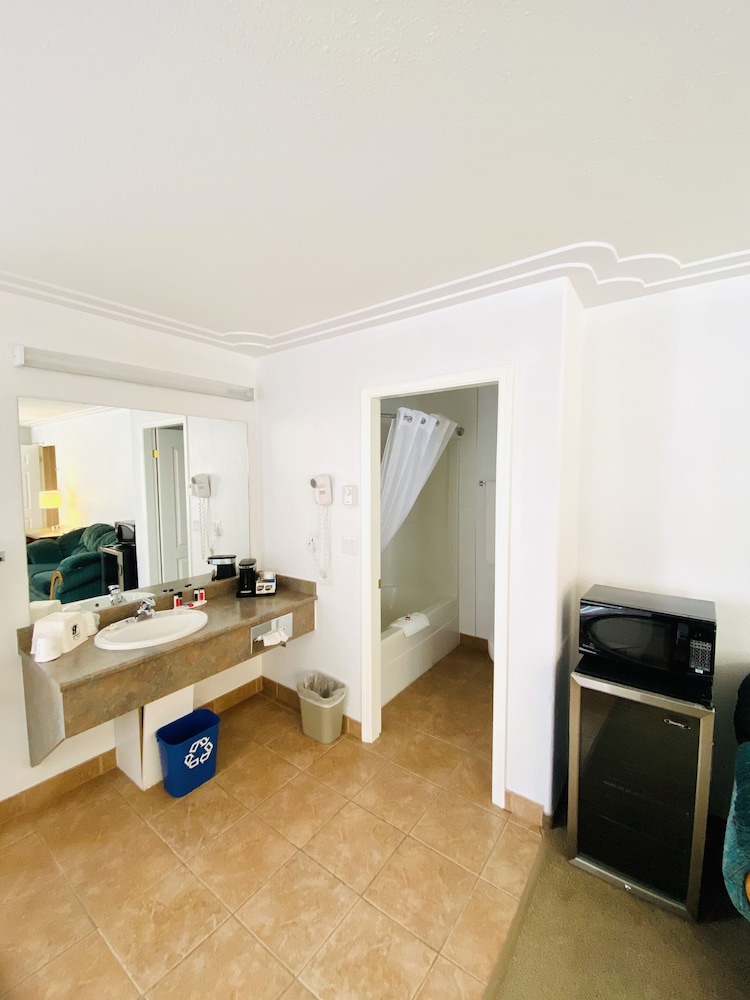 Junior Suite, 1 King Bed, Non Smoking photo 2