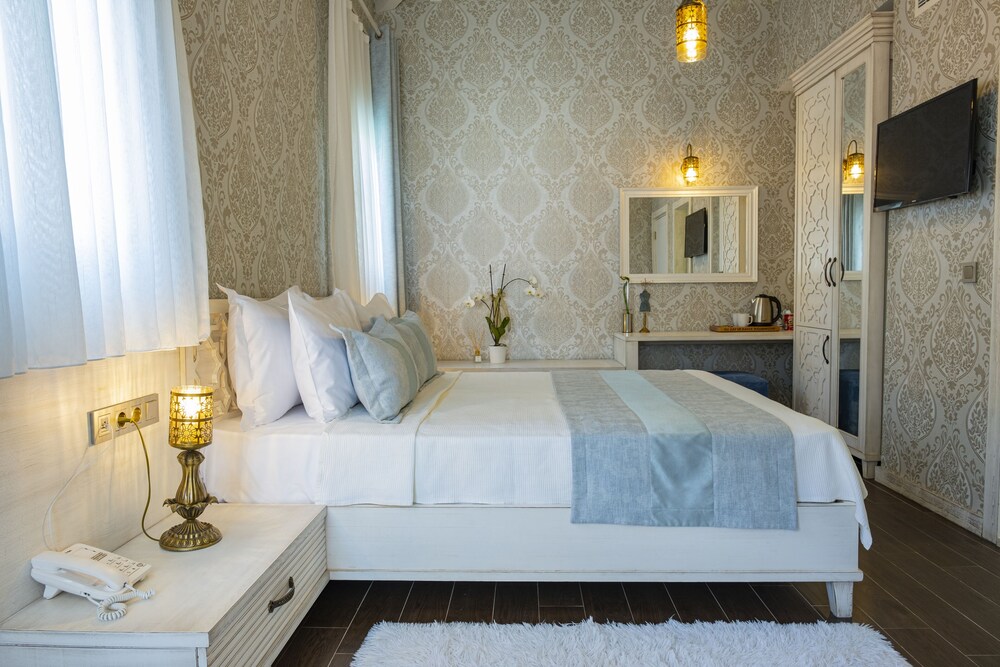 Suite with Bay Window photo 2