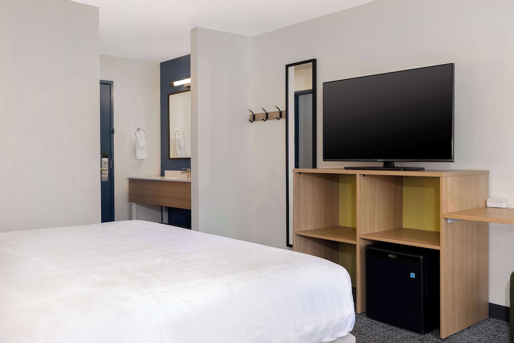 Room, 1 King Bed - Photo 2