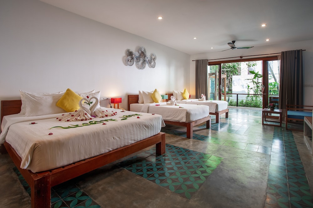 Family Triple Room, 3 Twin Beds, Patio, Garden View