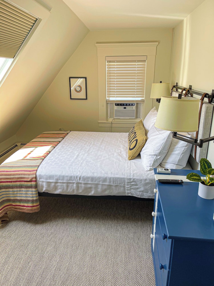 Economy Room, 1 Queen Bed, Shared Bathroom