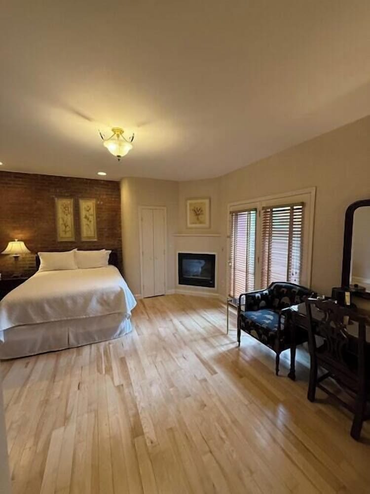 Premium Room, ONE QUEEN BED, JACUZZI with Juliet Balcony - Church Street View - Photo 2