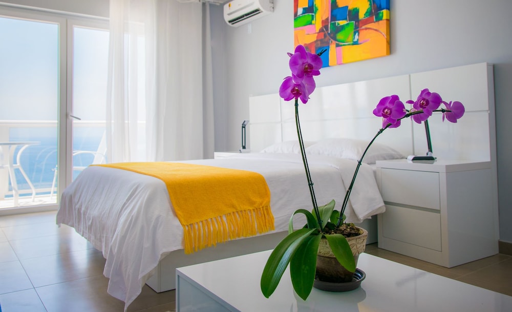 Superior Suite, 1 Queen Bed, Balcony, Ocean View photo 1