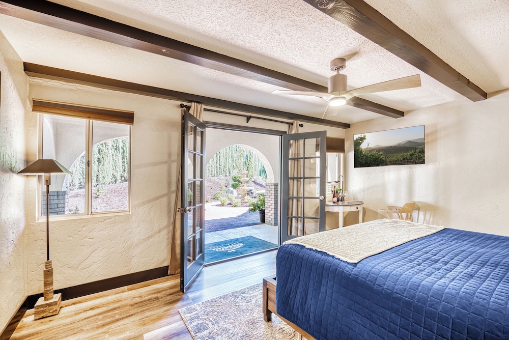 Deluxe Room, 1 King Bed, Ensuite, Courtyard View