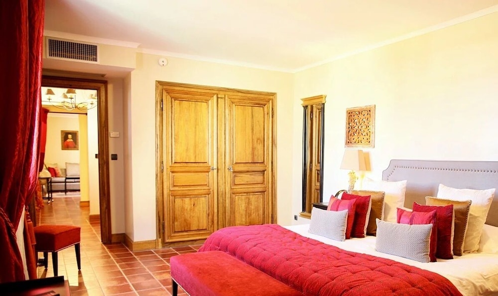 Suite - Photo 1