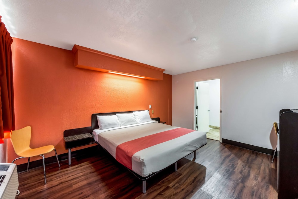 Standard Room, 1 King Bed, Smoking - Photo 2