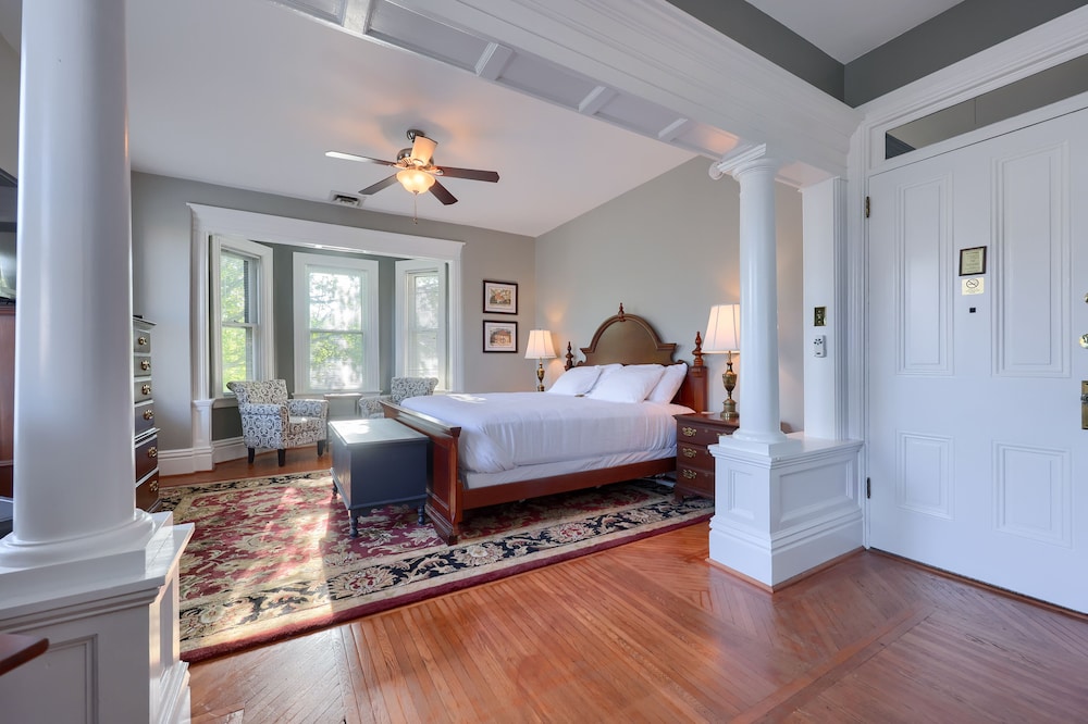 Suite, 1 King Bed photo 1