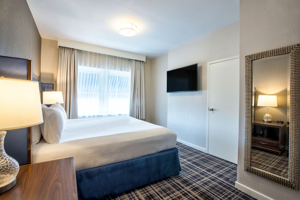 Suite, 1 Queen Bed with Sofa bed - Photo 3
