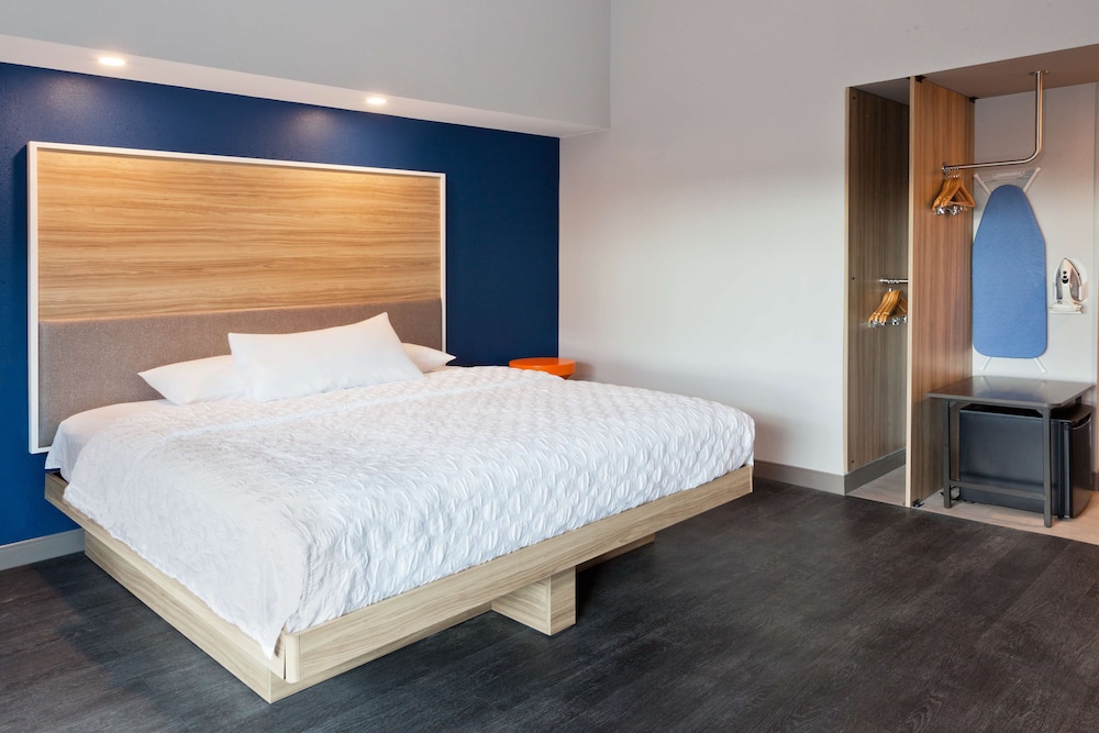 Room, 1 King Bed, Accessible (Hearing, Roll-in Shower) photo 1