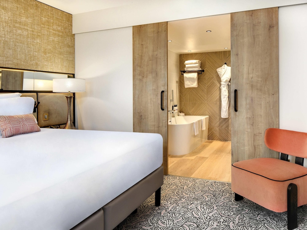 Deluxe Suite, 1 King Bed with Sofa bed - Photo 4