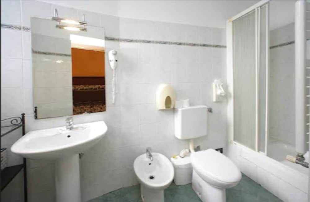 Quadruple Room - Photo 5