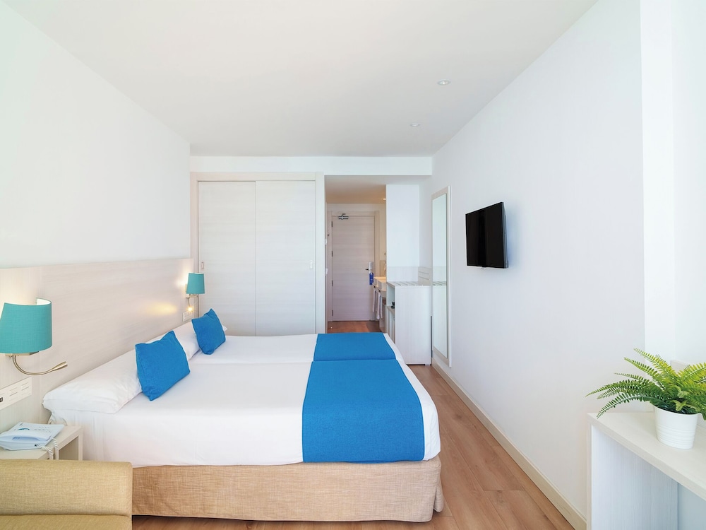 Double Room (Frontal Sea View, 2 Adults) - Photo 5