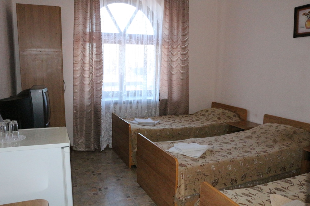 Economy Triple Room photo 1